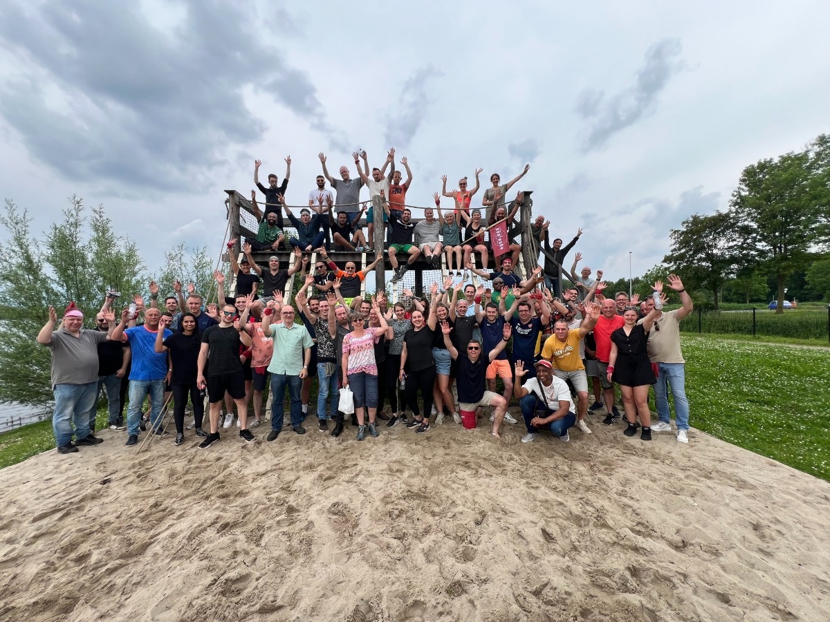 Het team van Ohjah bij een klimtoestel, iedereen heeft het naar hun zin